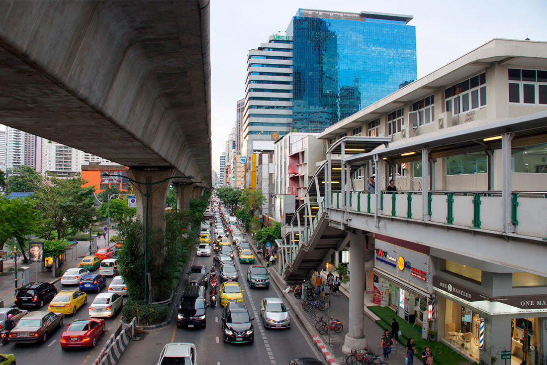 Кварталы бангкока. Сукхумвит Бангкок. Сукхумвит роуд Тайланд. Район Ваттана Бангкок. Японский квартал в Бангкоке.