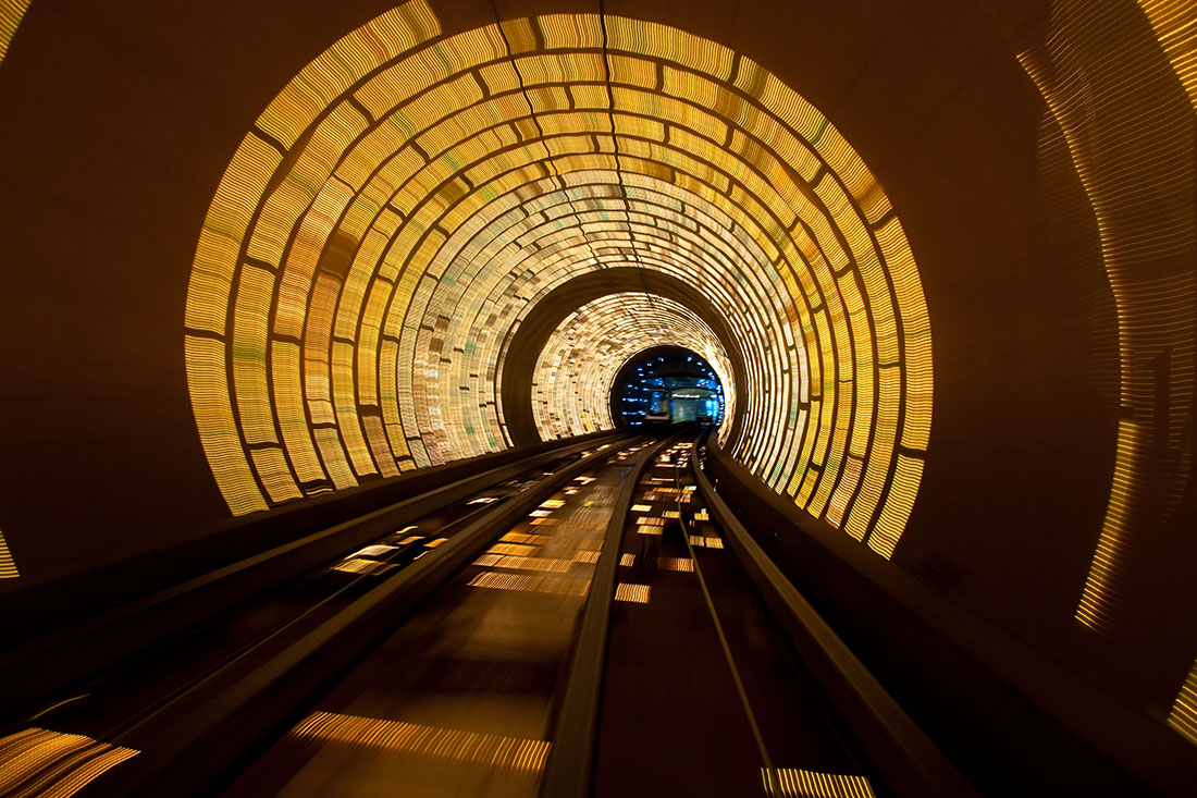 Экскурсионный туннель на набережной Вайтань
