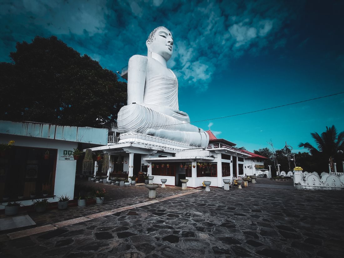 Храм со статуей Будды Бахирава Канда (Bahirawa Kanda Buddha Statue)