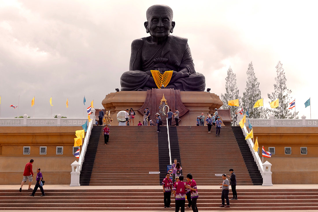 Храм Wat Huay Mongkol