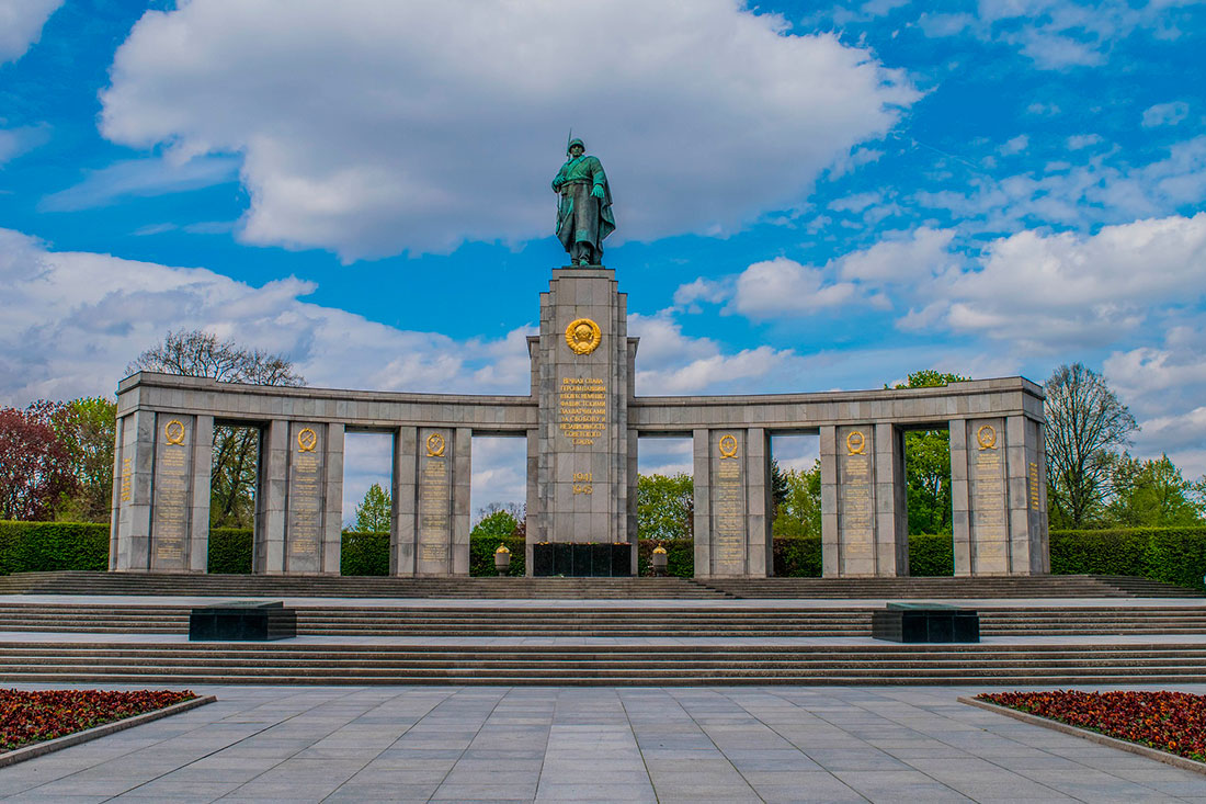 Мемориал павшим советским воинам в парке Большой Тиргартен