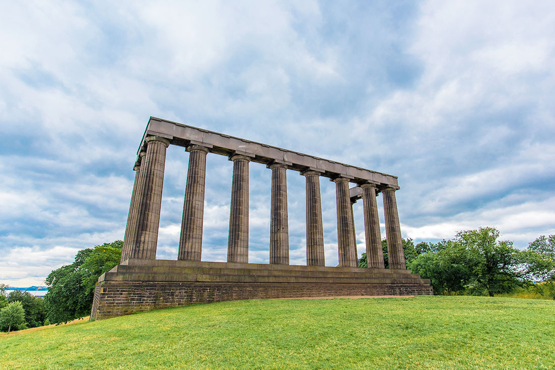Старинный памятник шотландским солдатам и морякам погибшим в Наполеоновских войнах