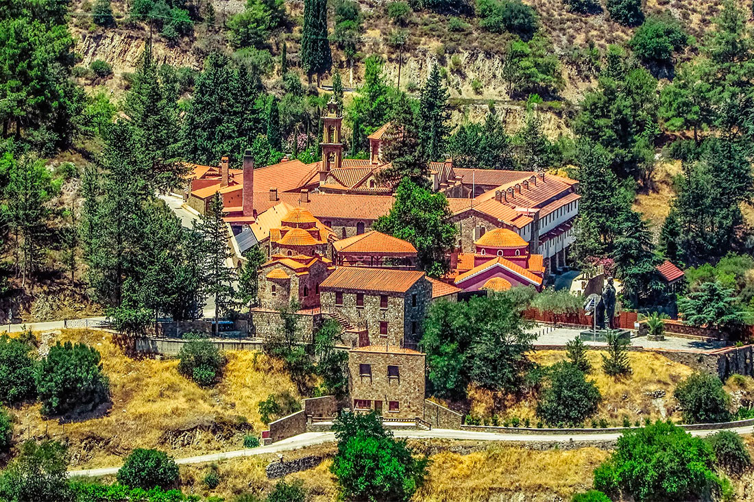 Вид на Ставропигиальный Мужской монастырь Махерас 