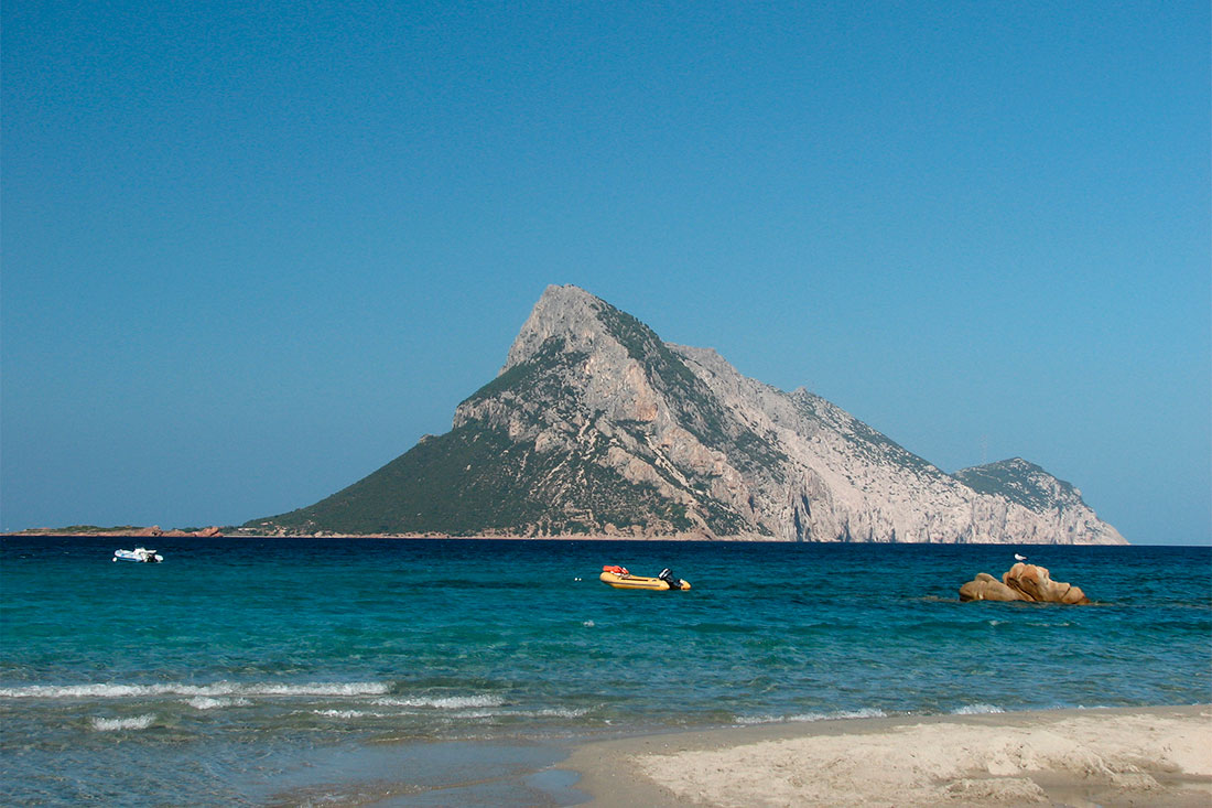 Вид на Таволара с сардинского берега.
