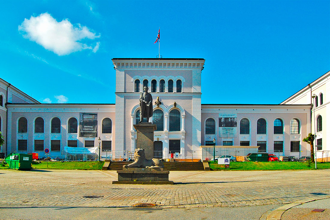 Музейная площадь со статуей Вильгельма Фримана Корена Кристи, основателя Университетского музея Бергена