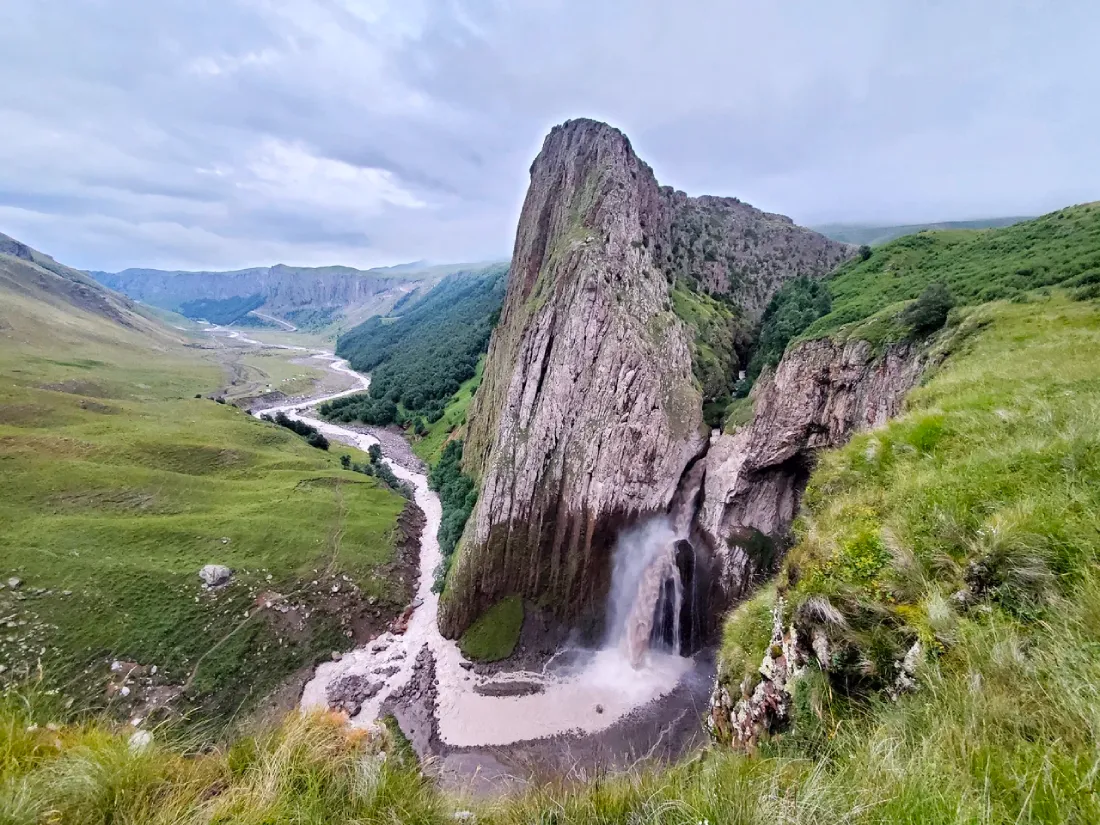 Джилы су экскурсия. Водопад Каракая Су Кабардино-Балкария. Водопад Эмир Джилы Су. Джилы-Су в Кабардино-Балкарии. Национальный парк Приэльбрусье Кабардино-Балкария.