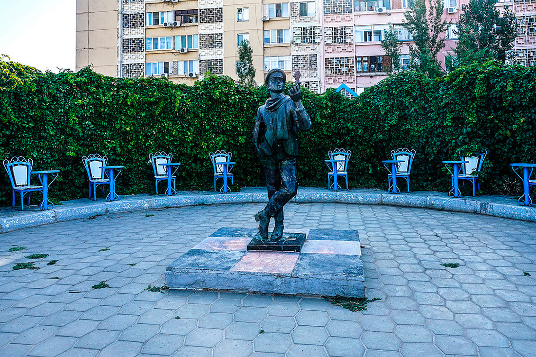 Памятник «Остап Бендер и 12 стульев»