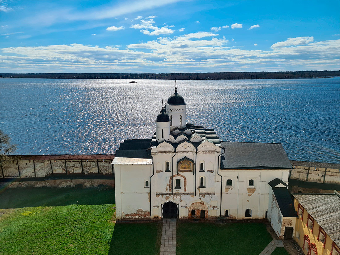 Водяные врата с Преображенской церковью