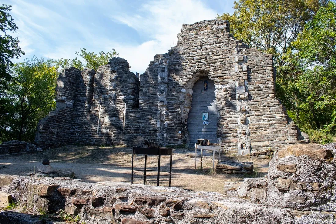 Развалины средневекового храма