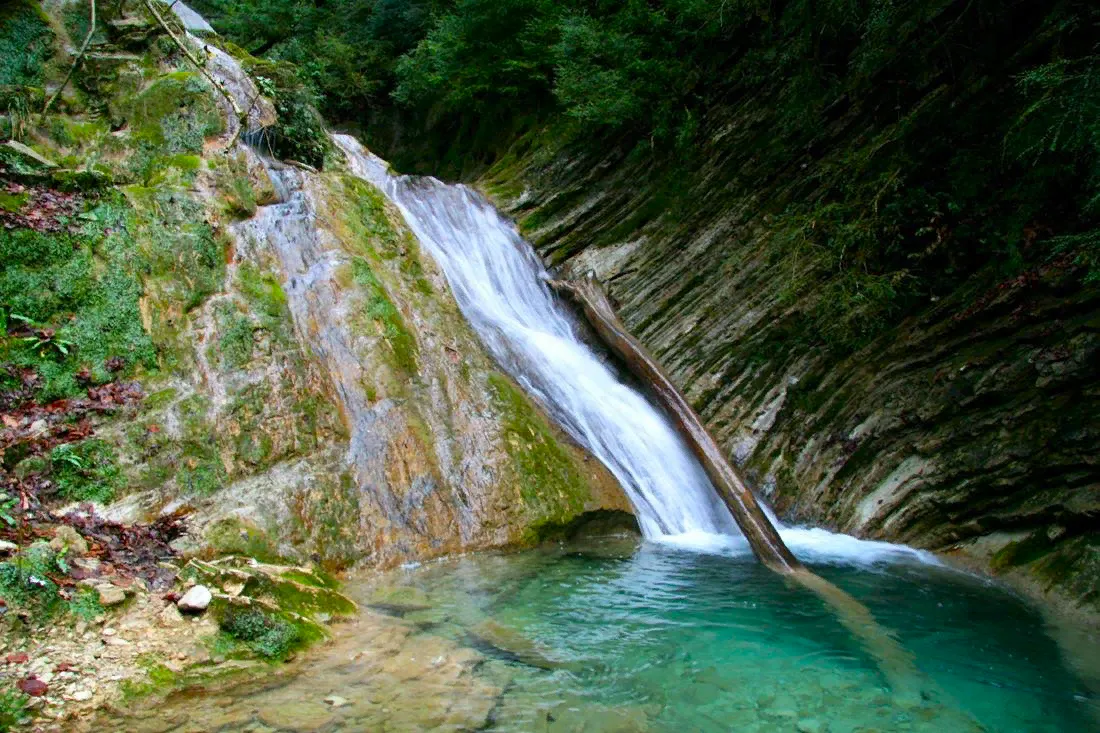 Водопад и ущелье Чудо-красотка