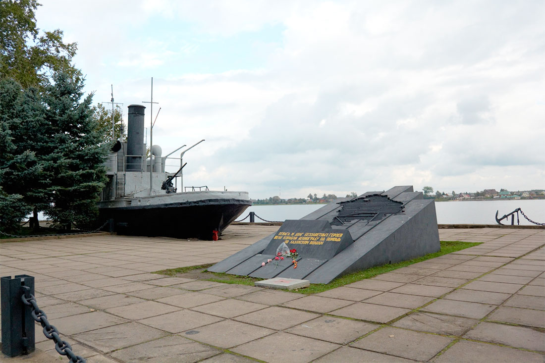 Памятник Ладожской военной флотилии