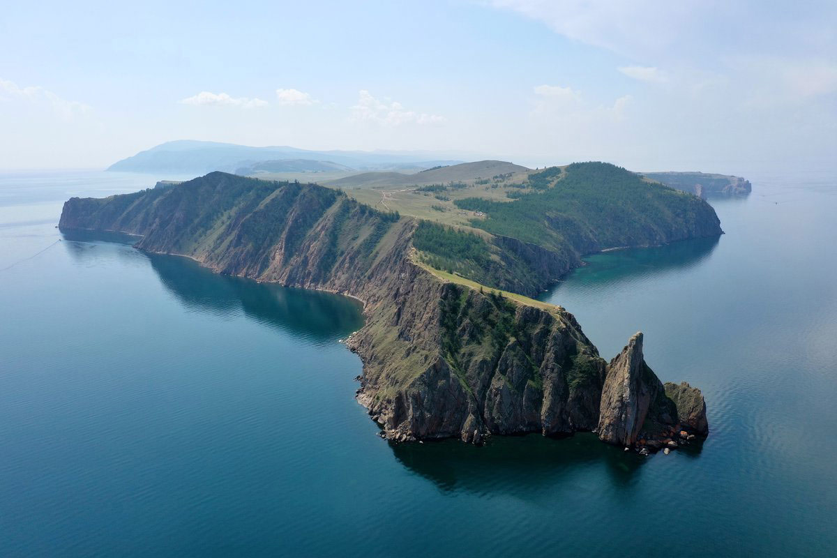 Байкал это гигантское озеро его называют. Мыс Хобой. Озеро Байкал.. Остров Ольхон мыс Хобой. Мыс Хобой на Ольхоне. Байкал Ольхон мыс Хобой.
