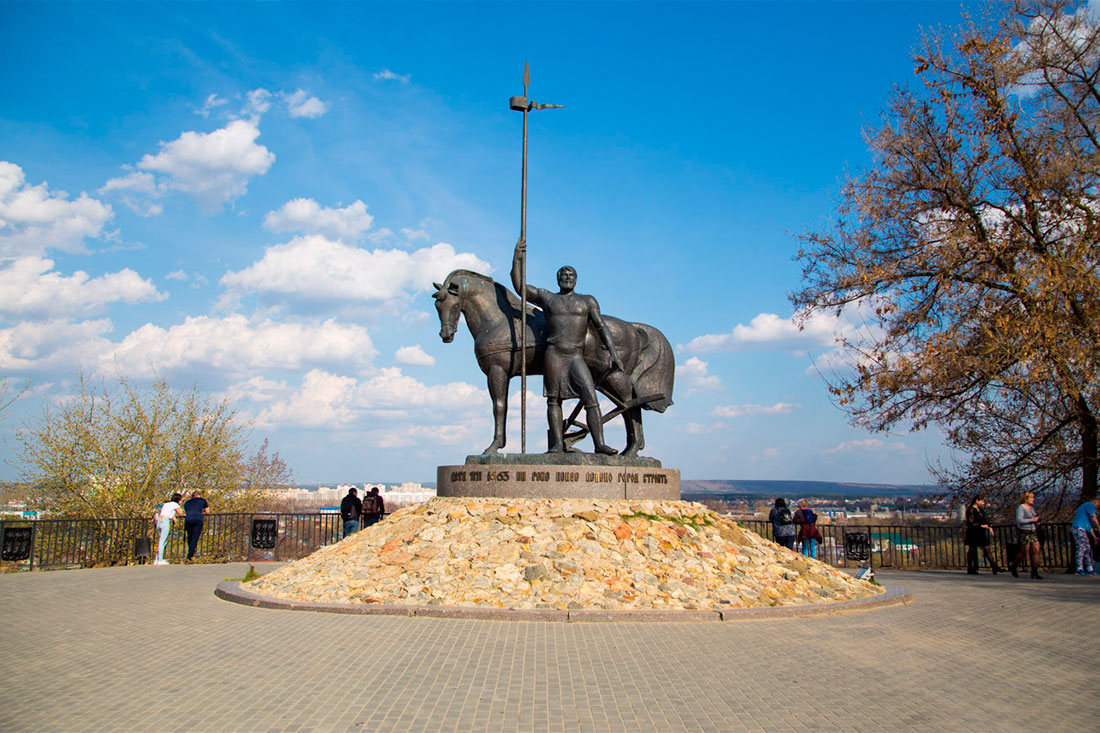 Памятник первопоселенцу и смотровая площадка