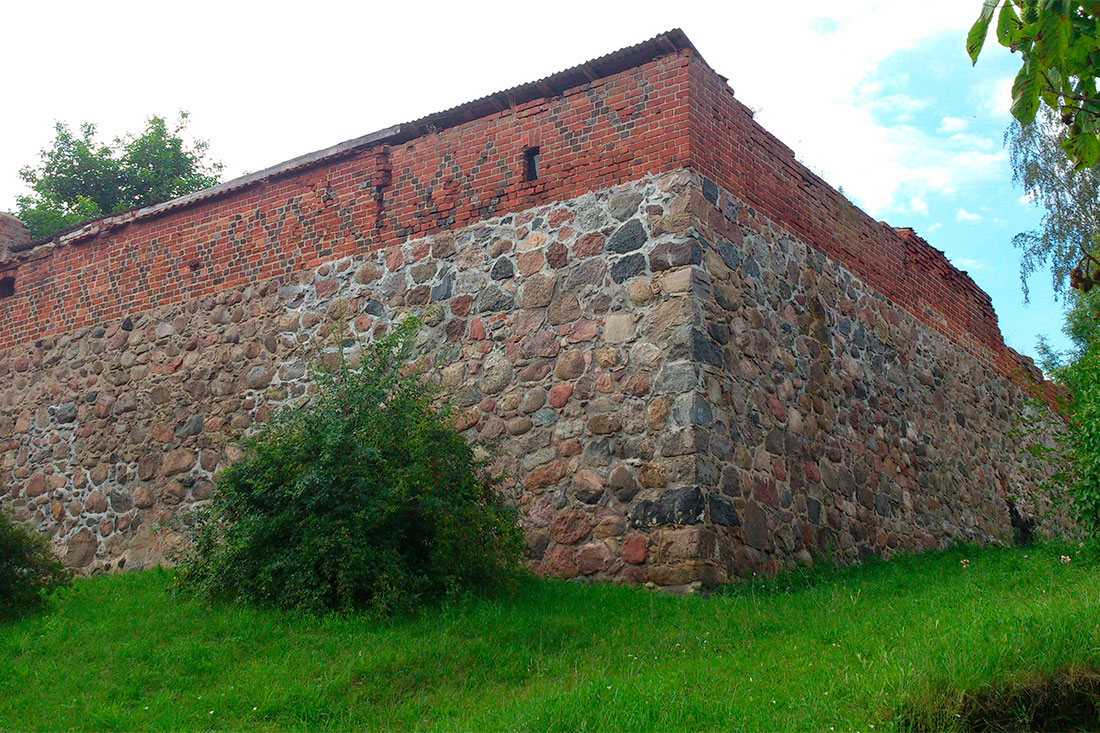 Остатки крепостного вала и стен
