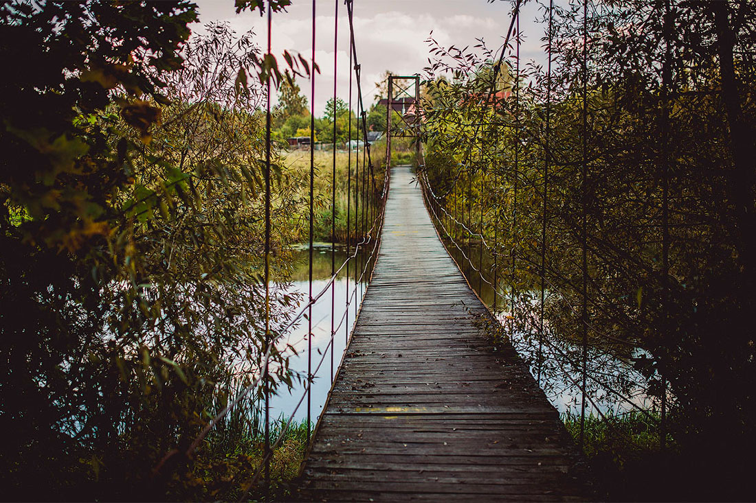 Подвесной деревянный мост через реку Лава