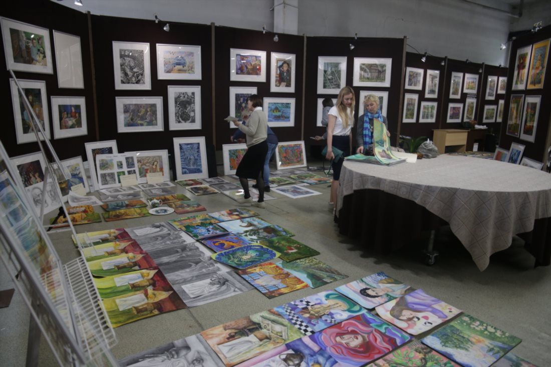 Выставочный зал детской художественной школы г. Южно-Сахалинска