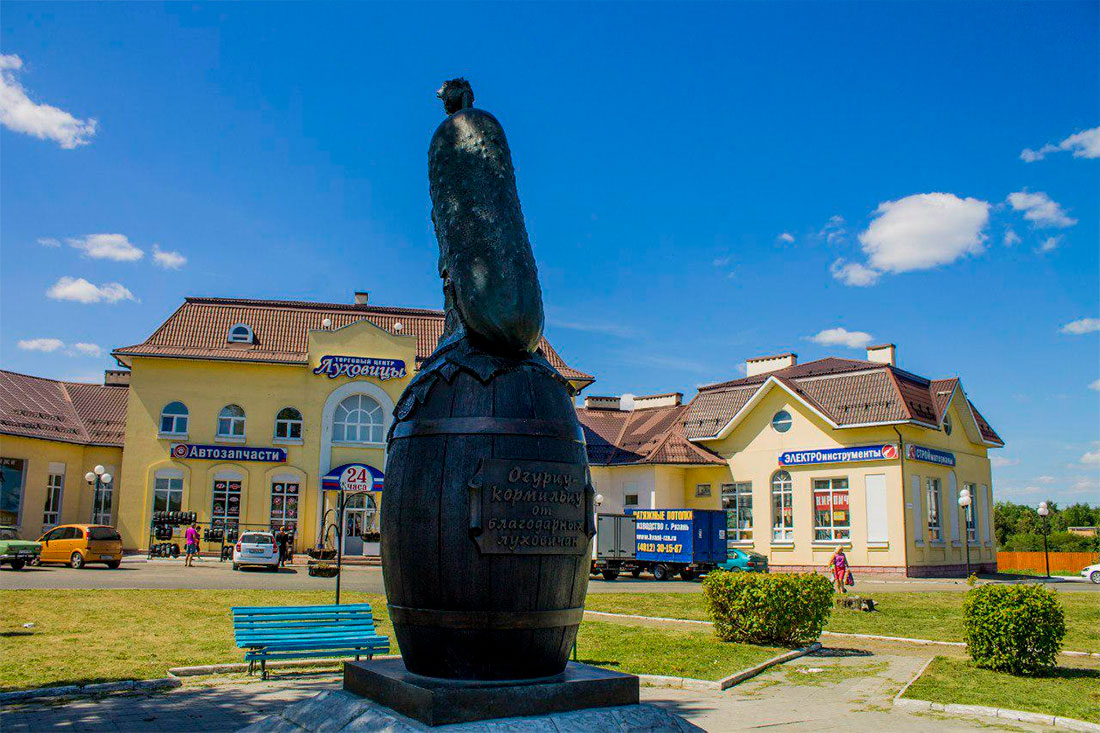 Памятник Луховицкому огурцу

