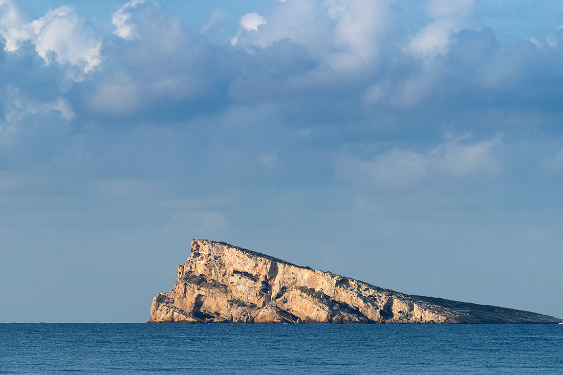 Вид на остров Л'Илья де Бенидорм (Benidorm Island)