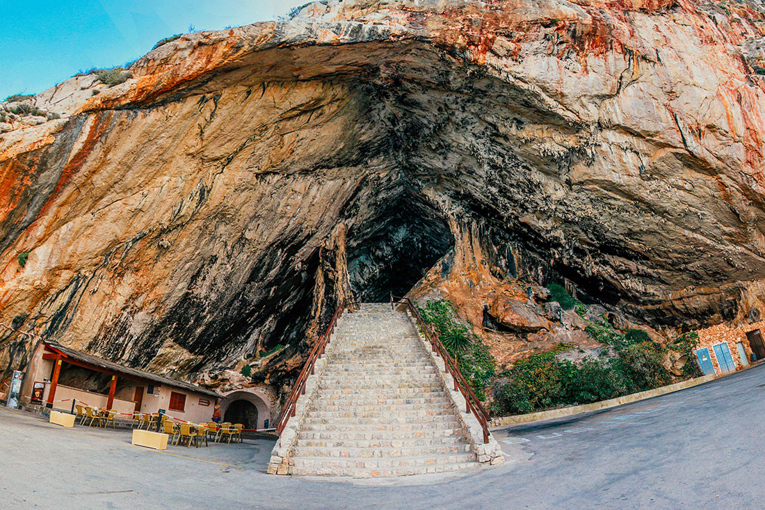 Вход в пещеры Арты