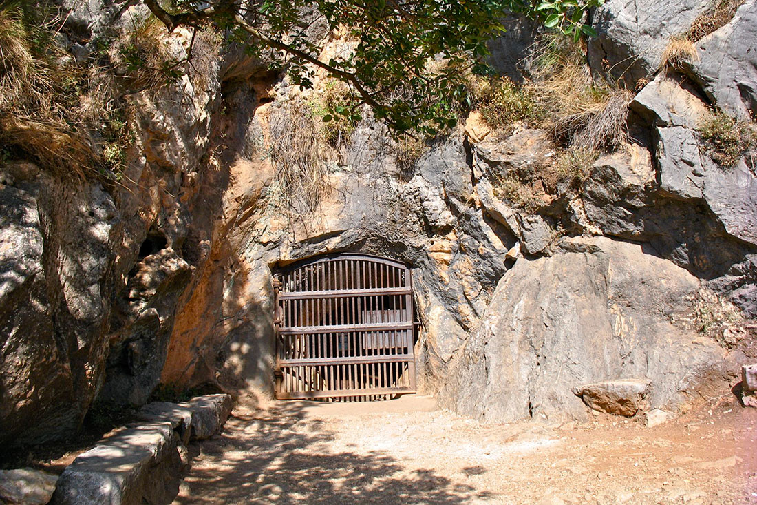 Вход в пещеру Пилета