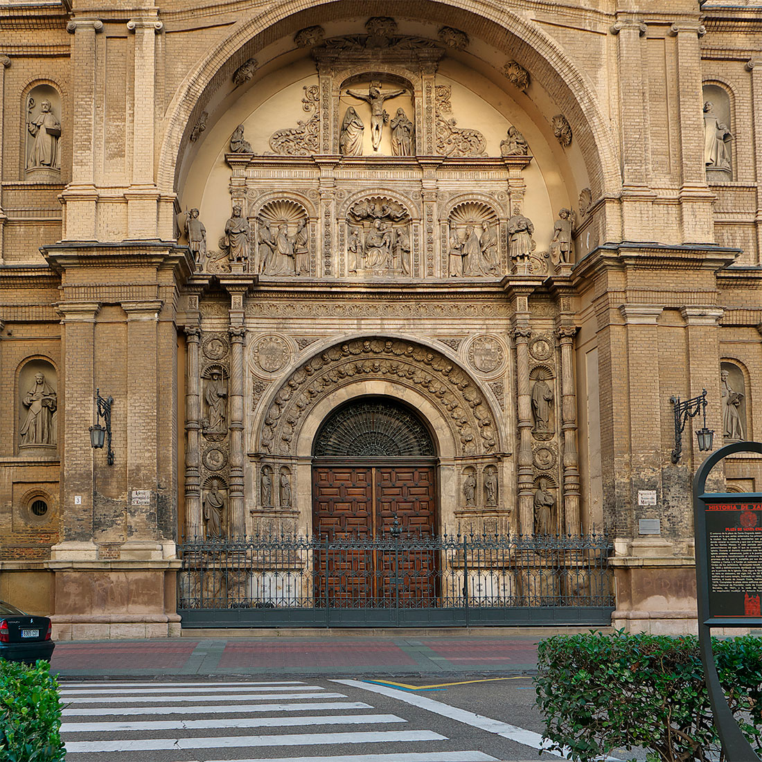 Главный вход в церковь Санта Энграсия