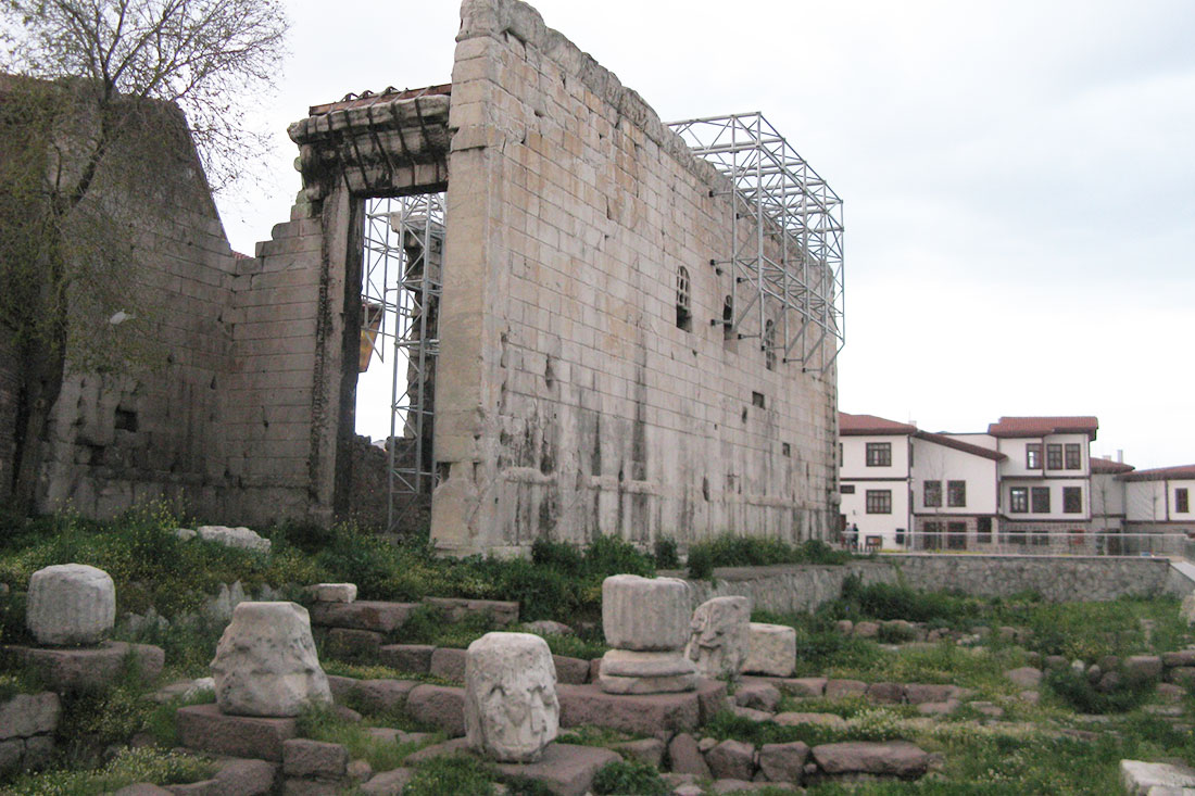 Храм Августа и Рима
