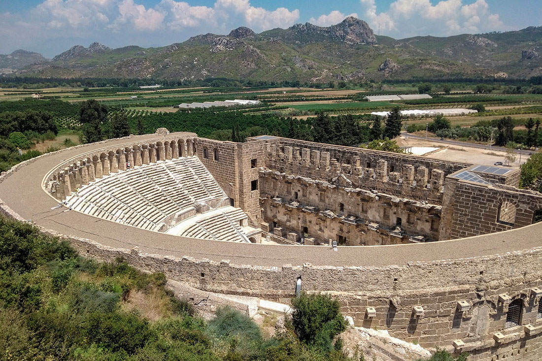 Амфитеатр и руины Аспендоса