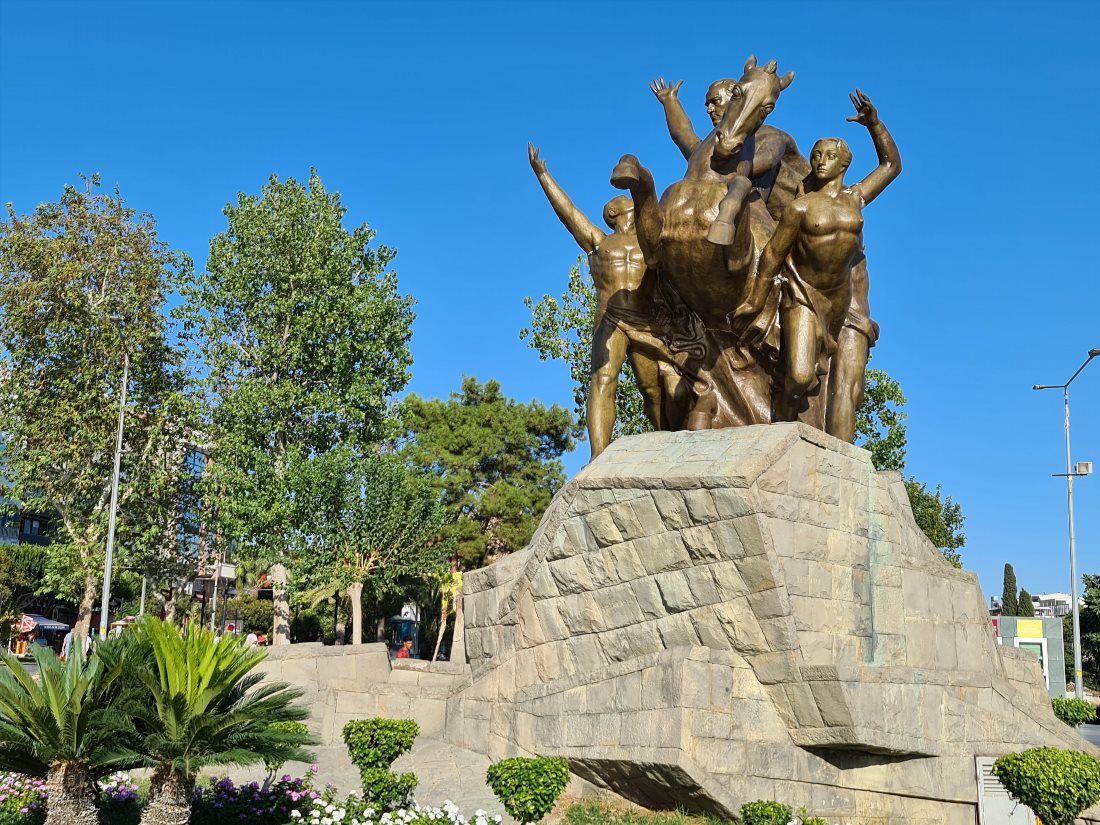 Площадь Республики и памятник Ататюрку