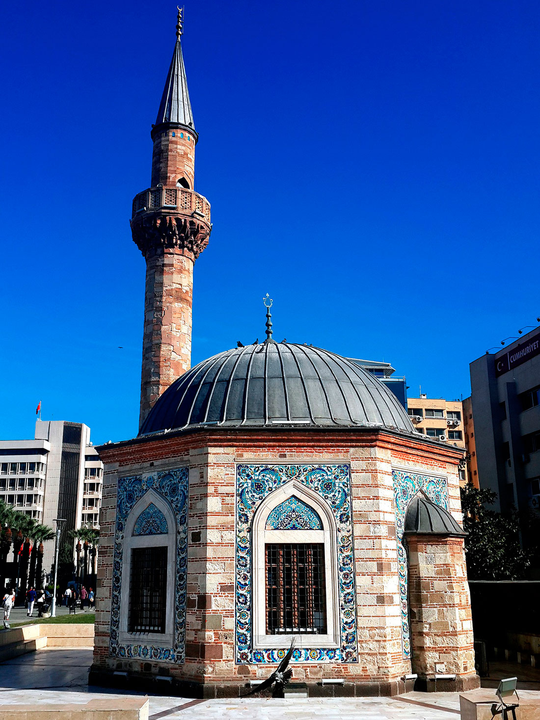 Прекрасная мечеть Ялы на площади Конак