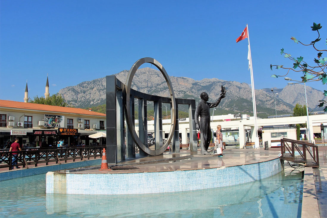Памятник первому президенту Турецкой республики Мустафе Кемалю Ататюрку